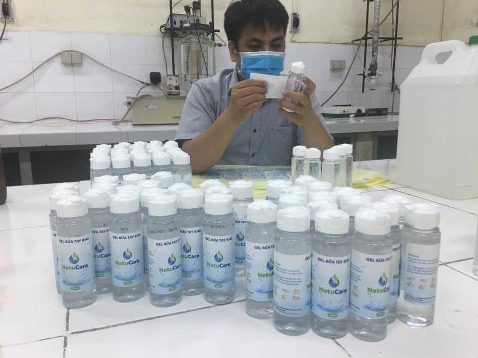 Khoa Hóa học, trường Đại học Khoa học Tự Nhiên - ĐHQGHN chế tạo gel rửa tay khô ủng hộ vùng dịch Bắc Ninh - TRUNG TÂM ĐỘNG LỰC HỌC THỦY KHÍ MÔI TRƯỜNG